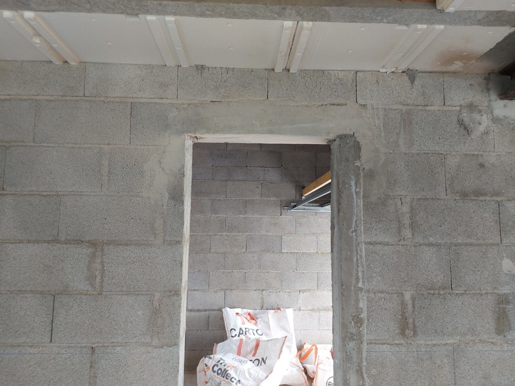 Linteau scié en sous-face, jambage de gauche scié et jambage de droite recoulé, suite à une erreur d'implantation d'une porte